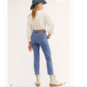 Levi’s Wedgie Straight Distressed Blue Jeans in Women’s Size 27